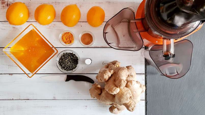 Ingwersaft mit Honig, Zitrone, grünem Tee, Kurkuma, Zimt und Minze