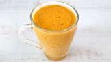 Sanddorn-Smoothie mit Apfel, Ingwer, Blütenstaub und Honig